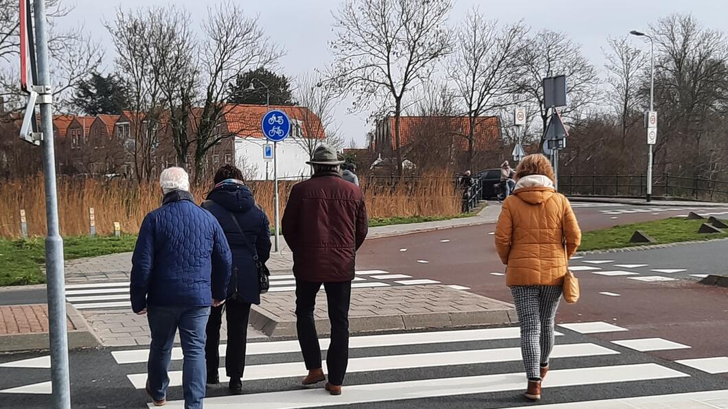 Voetgangers op weg naar Zierikzee binnenstad