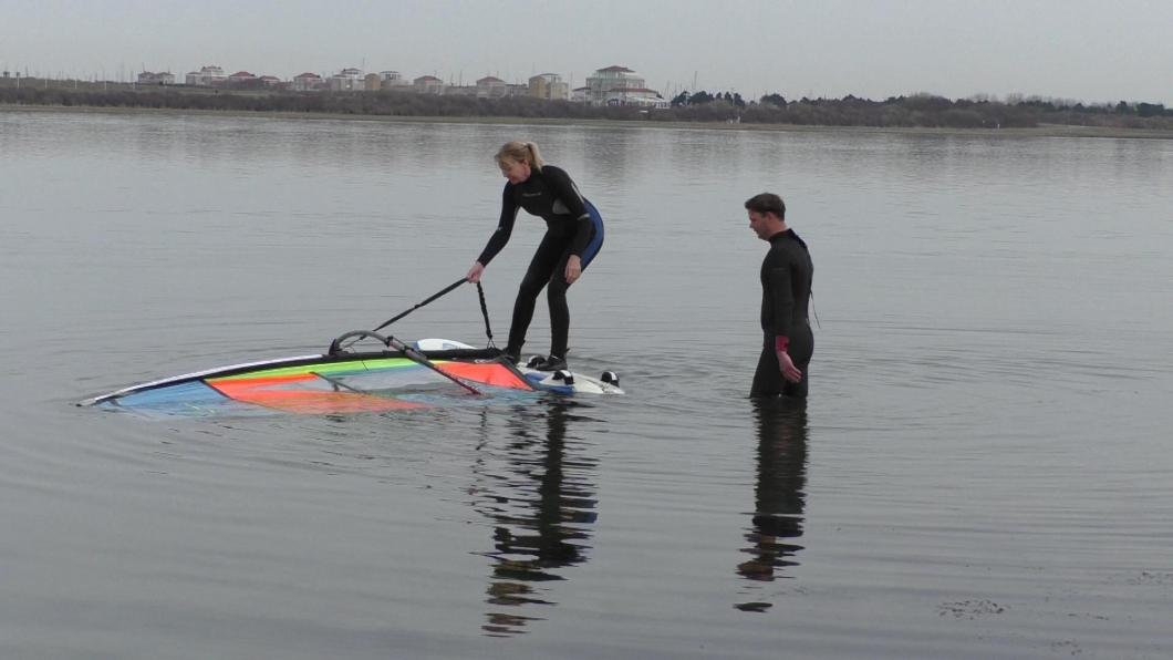 Tweede Kamerlid Liesbeth van Tongeren op de surfplank